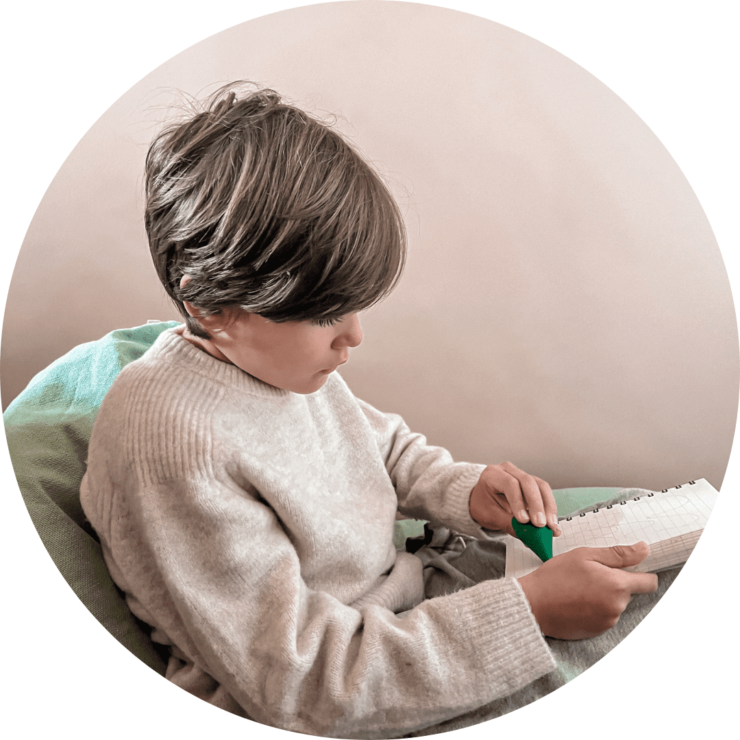 gutt tegne med bivoks fargestifter fra scandinavian crayon company